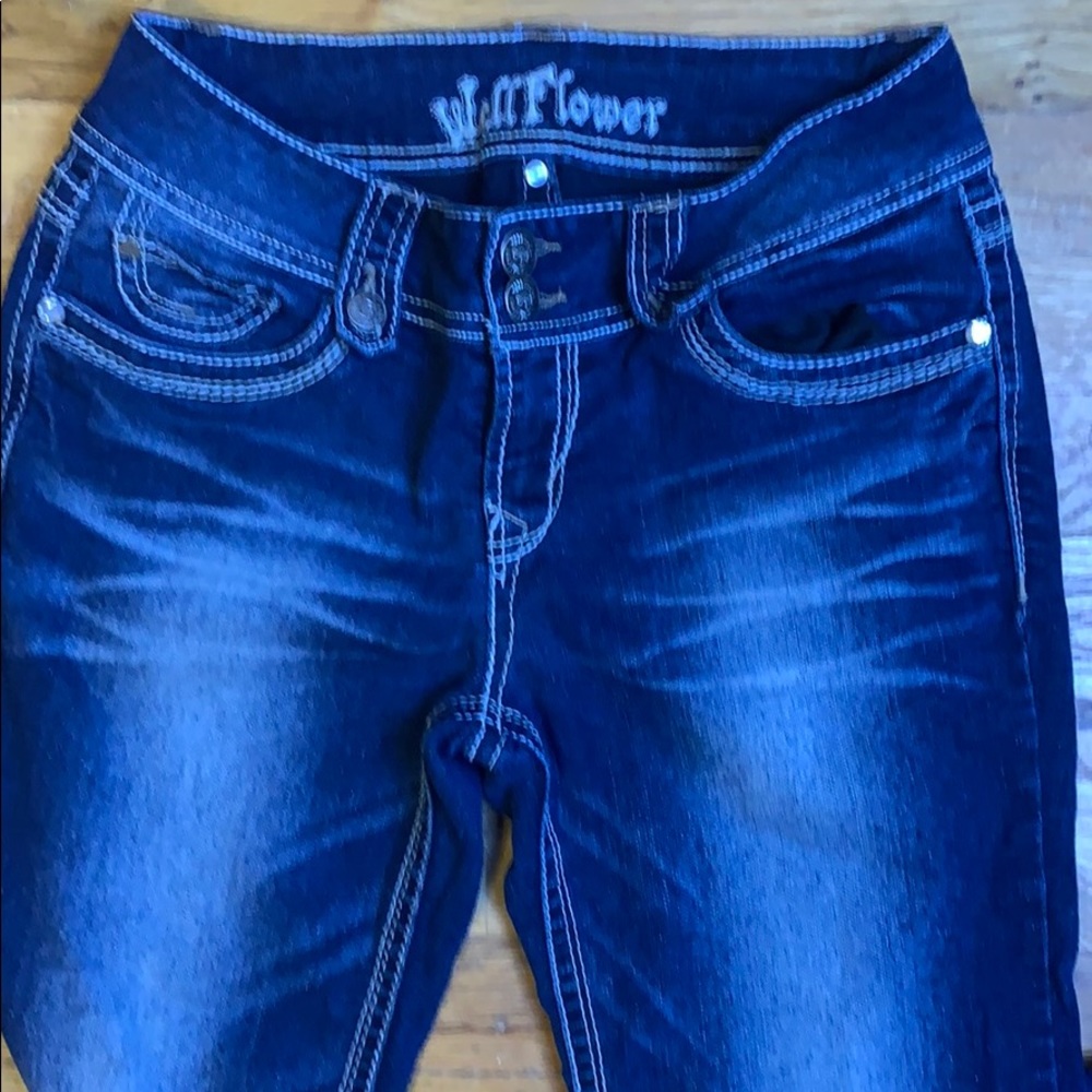 WALLFLOWER DISTRESSED CROP CAPRIS BLUE JEANS